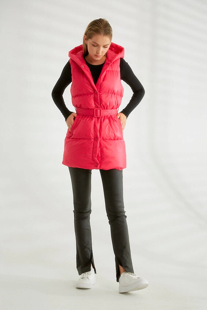 Ένα μοντέλο χονδρικής πώλησης ρούχων φοράει 26095 - Vest - Fuchsia, τούρκικο Αμάνικο μπλουζάκι χονδρικής πώλησης από Robin
