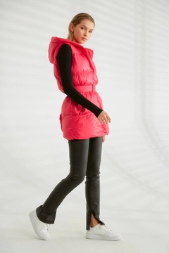 Bir model, Robin toptan giyim markasının 26095 - Vest - Fuchsia toptan Yelek ürününü sergiliyor.