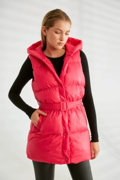 Een kledingmodel uit de groothandel draagt 26095 - Vest - Fuchsia, Turkse groothandel Vest van Robin