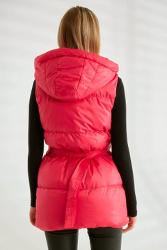 Bir model, Robin toptan giyim markasının 26095 - Vest - Fuchsia toptan Yelek ürününü sergiliyor.