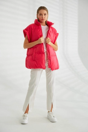 A model wears 26097 - Vest - Fuchsia, wholesale undefined of Robin to display at Lonca
