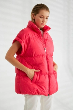 Bir model, Robin toptan giyim markasının 26097 - Vest - Fuchsia toptan Yelek ürününü sergiliyor.