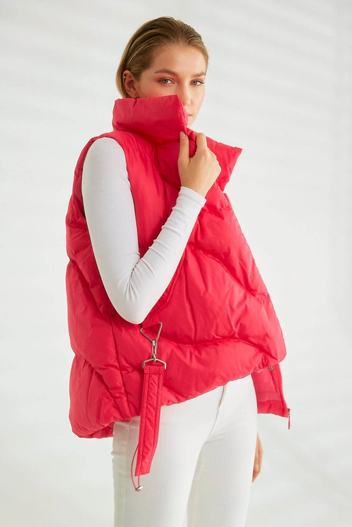 Bir model, Robin toptan giyim markasının 26098 - Vest - Fuchsia toptan Yelek ürününü sergiliyor.