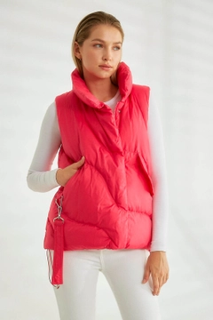 Ένα μοντέλο χονδρικής πώλησης ρούχων φοράει 26098 - Vest - Fuchsia, τούρκικο Αμάνικο μπλουζάκι χονδρικής πώλησης από Robin