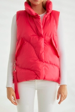 Bir model, Robin toptan giyim markasının 26098 - Vest - Fuchsia toptan Yelek ürününü sergiliyor.