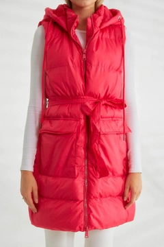 Una modella di abbigliamento all'ingrosso indossa 26099 - Vest - Fuchsia, vendita all'ingrosso turca di Veste di Robin