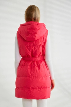 Een kledingmodel uit de groothandel draagt 26099 - Vest - Fuchsia, Turkse groothandel Vest van Robin