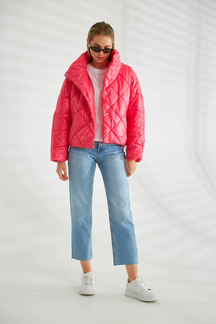 Ένα μοντέλο χονδρικής πώλησης ρούχων φοράει 26090 - Coat - Fuchsia, τούρκικο Σακάκι χονδρικής πώλησης από Robin