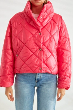 Ein Bekleidungsmodell aus dem Großhandel trägt 26090 - Coat - Fuchsia, türkischer Großhandel Mantel von Robin