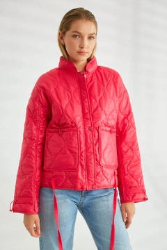 Bir model, Robin toptan giyim markasının 26091 - Coat - Fuchsia toptan Kaban ürününü sergiliyor.