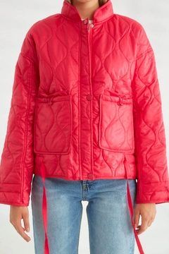 Ein Bekleidungsmodell aus dem Großhandel trägt 26091 - Coat - Fuchsia, türkischer Großhandel Mantel von Robin