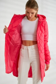 Bir model, Robin toptan giyim markasının 26092 - Coat - Fuchsia toptan Kaban ürününü sergiliyor.