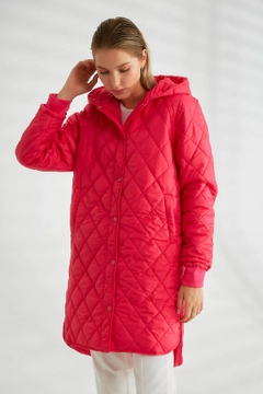 Bir model, Robin toptan giyim markasının 26092 - Coat - Fuchsia toptan Kaban ürününü sergiliyor.