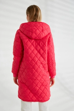 Ein Bekleidungsmodell aus dem Großhandel trägt 26092 - Coat - Fuchsia, türkischer Großhandel Mantel von Robin