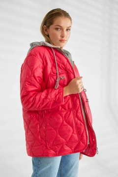 Bir model, Robin toptan giyim markasının 26093 - Coat - Fuchsia toptan Kaban ürününü sergiliyor.
