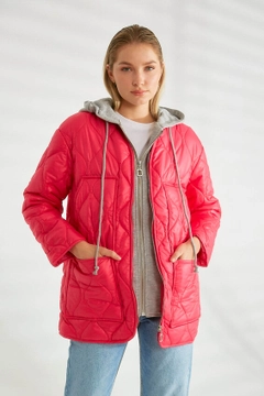 Bir model, Robin toptan giyim markasının 26093 - Coat - Fuchsia toptan Kaban ürününü sergiliyor.