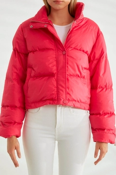 Ein Bekleidungsmodell aus dem Großhandel trägt 26100 - Coat - Fuchsia, türkischer Großhandel Mantel von Robin