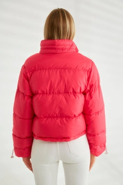 Ein Bekleidungsmodell aus dem Großhandel trägt 26100 - Coat - Fuchsia, türkischer Großhandel Mantel von Robin