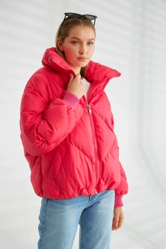 Bir model, Robin toptan giyim markasının 26101 - Coat - Fuchsia toptan Kaban ürününü sergiliyor.