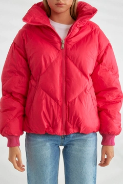 Ein Bekleidungsmodell aus dem Großhandel trägt 26101 - Coat - Fuchsia, türkischer Großhandel Mantel von Robin
