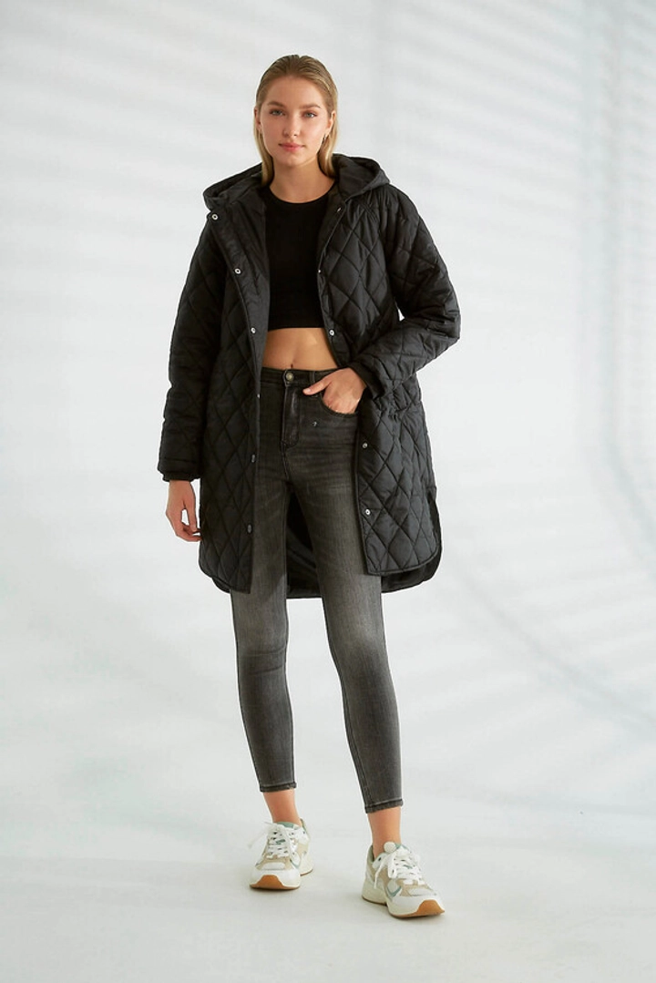 Ένα μοντέλο χονδρικής πώλησης ρούχων φοράει 26156 - Coat - Black, τούρκικο Σακάκι χονδρικής πώλησης από Robin