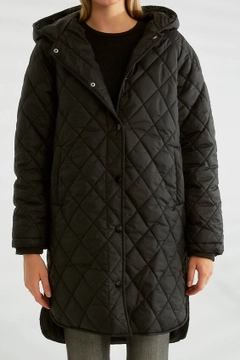 Bir model, Robin toptan giyim markasının 26156 - Coat - Black toptan Kaban ürününü sergiliyor.