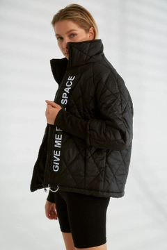 Bir model, Robin toptan giyim markasının 26158 - Coat - Black toptan Kaban ürününü sergiliyor.