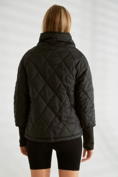 Ein Bekleidungsmodell aus dem Großhandel trägt 26158 - Coat - Black, türkischer Großhandel Mantel von Robin