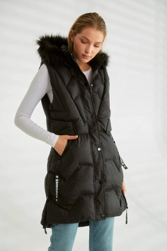 Ein Bekleidungsmodell aus dem Großhandel trägt 26159 - Coat - Black, türkischer Großhandel Mantel von Robin