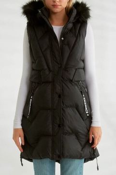 Bir model, Robin toptan giyim markasının 26159 - Coat - Black toptan Kaban ürününü sergiliyor.