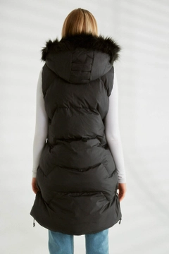 Bir model, Robin toptan giyim markasının 26159 - Coat - Black toptan Kaban ürününü sergiliyor.
