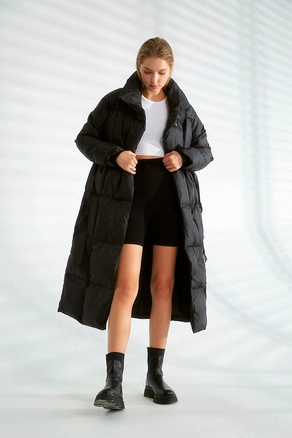 A model wears 26150 - Coat - Black, wholesale undefined of Robin to display at Lonca