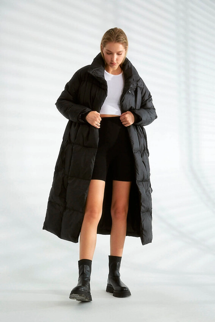Una modella di abbigliamento all'ingrosso indossa 26150 - Coat - Black, vendita all'ingrosso turca di Cappotto di Robin