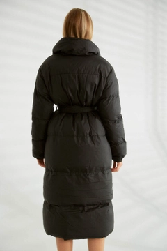Una modella di abbigliamento all'ingrosso indossa 26150 - Coat - Black, vendita all'ingrosso turca di Cappotto di Robin