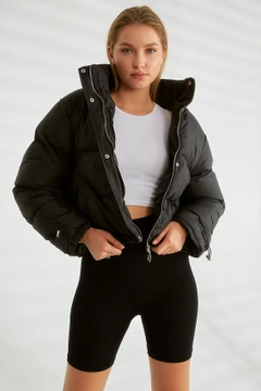 Bir model, Robin toptan giyim markasının 26167 - Coat - Black toptan Kaban ürününü sergiliyor.