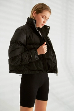Una modella di abbigliamento all'ingrosso indossa 26167 - Coat - Black, vendita all'ingrosso turca di Cappotto di Robin