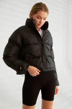 Una modelo de ropa al por mayor lleva 26167 - Coat - Black, Abrigo turco al por mayor de Robin