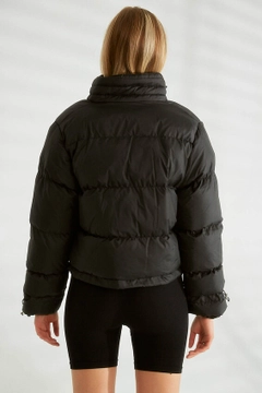 Bir model, Robin toptan giyim markasının 26167 - Coat - Black toptan Kaban ürününü sergiliyor.