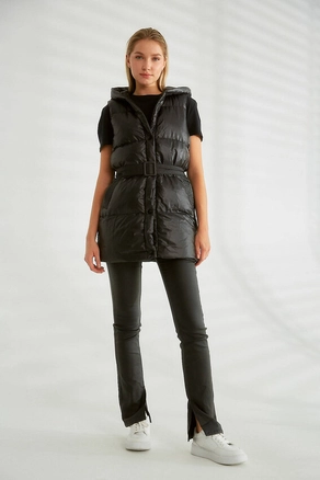 A model wears 26163 - Vest - Black, wholesale undefined of Robin to display at Lonca