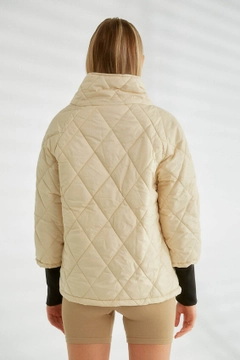 Bir model, Robin toptan giyim markasının 26177 - Coat - Stone toptan Kaban ürününü sergiliyor.