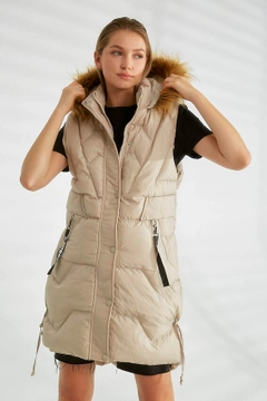 Bir model, Robin toptan giyim markasının 26178 - Coat - Stone toptan Kaban ürününü sergiliyor.
