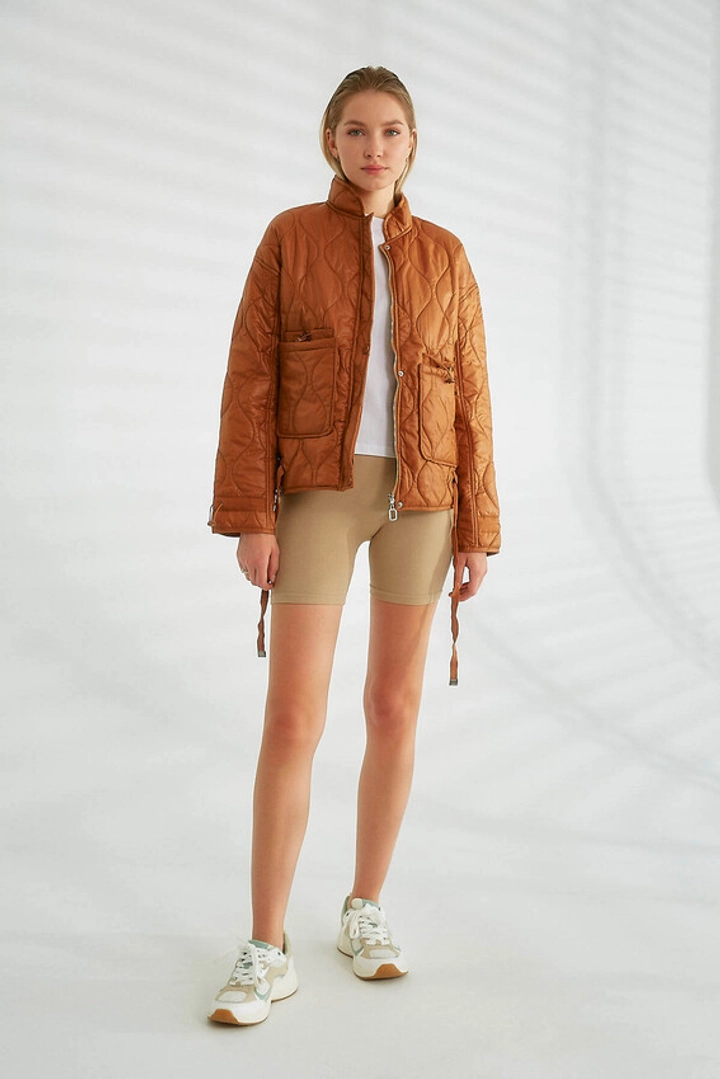 Bir model, Robin toptan giyim markasının 26170 - Coat - Tan toptan Kaban ürününü sergiliyor.