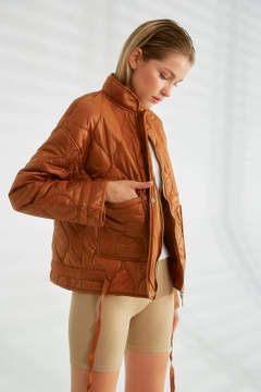 Bir model, Robin toptan giyim markasının 26170 - Coat - Tan toptan Kaban ürününü sergiliyor.