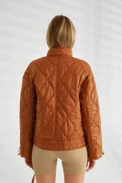 Ein Bekleidungsmodell aus dem Großhandel trägt 26170 - Coat - Tan, türkischer Großhandel Mantel von Robin