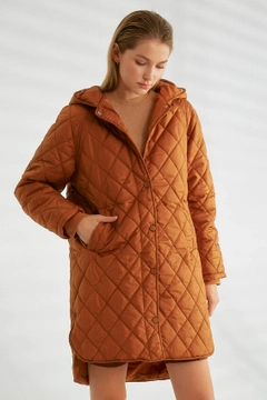 Una modella di abbigliamento all'ingrosso indossa 26171 - Coat - Tan, vendita all'ingrosso turca di Cappotto di Robin