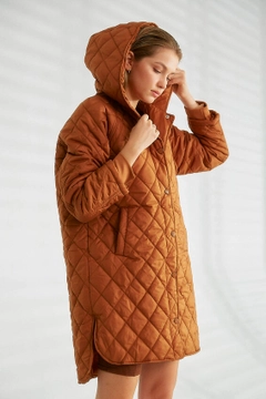 Bir model, Robin toptan giyim markasının 26171 - Coat - Tan toptan Kaban ürününü sergiliyor.