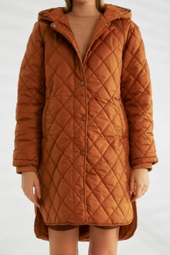 Una modella di abbigliamento all'ingrosso indossa 26171 - Coat - Tan, vendita all'ingrosso turca di Cappotto di Robin