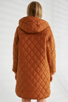 Ein Bekleidungsmodell aus dem Großhandel trägt 26171 - Coat - Tan, türkischer Großhandel Mantel von Robin