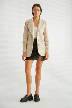 Una modella di abbigliamento all'ingrosso indossa 26173 - Jacket - Stone, vendita all'ingrosso turca di Giacca di Robin