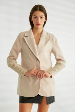 Una modella di abbigliamento all'ingrosso indossa 26173 - Jacket - Stone, vendita all'ingrosso turca di Giacca di Robin